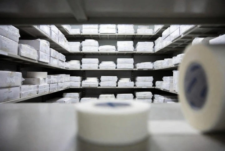 Richtige Lagerung und Haltbarkeit von chirurgischen Vliespflastern