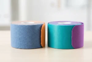 Tabla comparativa de métricas de rendimiento de cintas de kinesiología de algodón vs. sintéticas