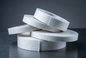 Detalle de la textura de la cinta de flejado rígida que muestra el tejido de alta densidad de hilos